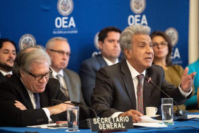 Organization of American States Secretary-General Luis Almagro (left) listens while Ecuadorian President Lenín Moreno speaks at the OAS in Washington on April 17. Foto: Foreign Policy