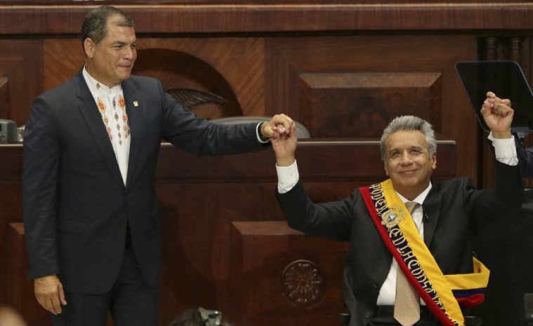 Rafael Correa levanta la mano de Lenín Moreno. Foto: El País