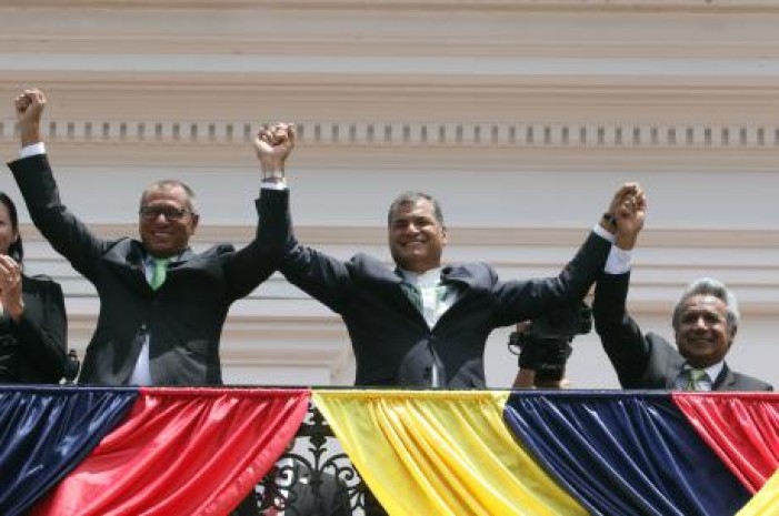 Ecuadorian President Rafael Correa (C) and Ecuadorian ruling party candidate Lenin Moreno (R) attend the change of guard ceremony in Quito, Ecuador, on April 3, 2017. Photo: Open Democracy