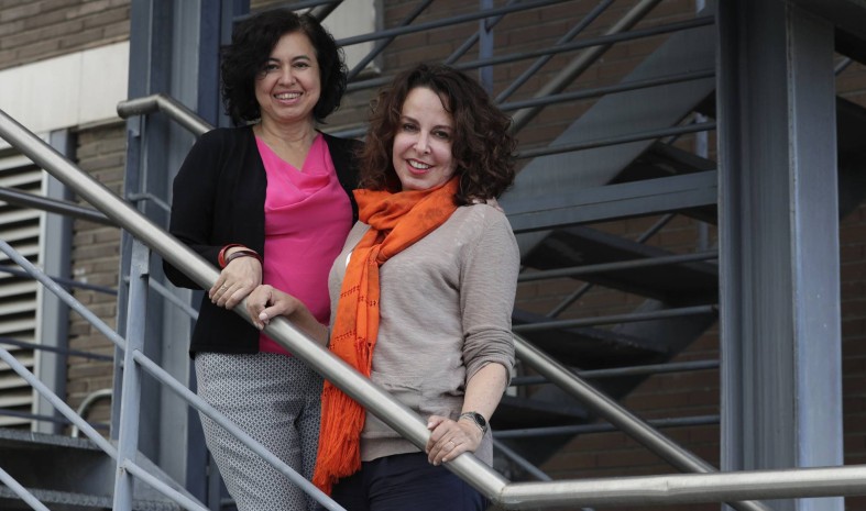 Las periodistas Mónica Almeida (izquierda) y Ana Karina López, en Madrid. Foto: El País