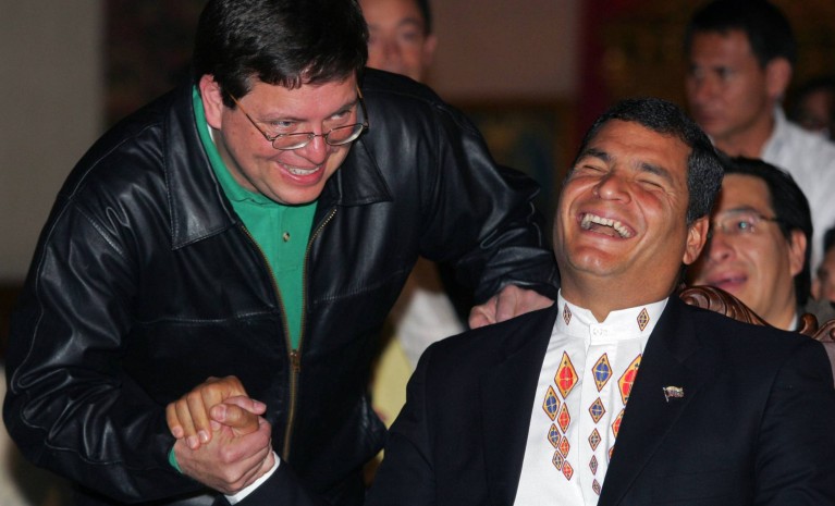Alecksey Mosquera, exministro de Electricidad de Ecuador, saluda al presidente Rafael Correa, en Quito, en 2007. Foto: El País