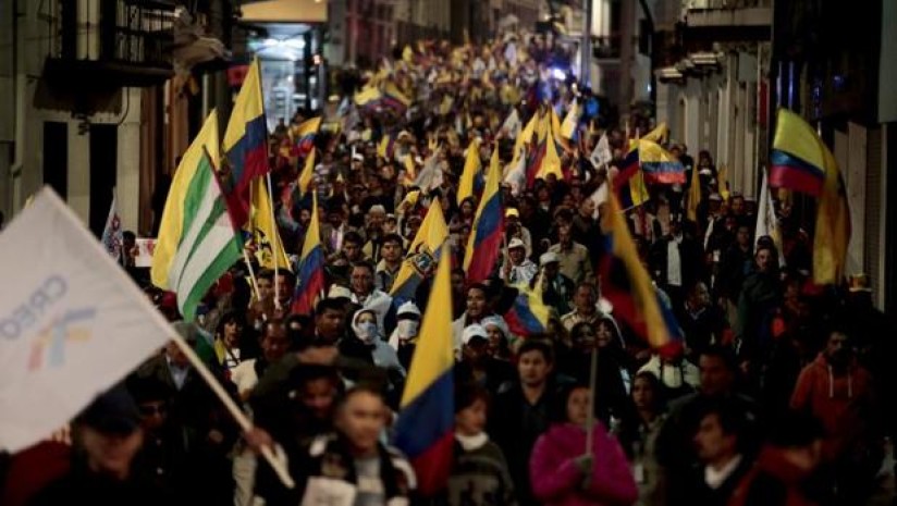Manifestantes ecuatorianos protestan contra el «fraude» en las elecciones presidenciales, este lunes en Quito. Foto: ABC-EFE