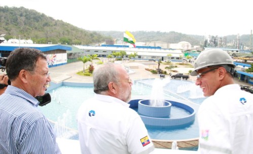 Vicepresidente Jorge Glas y Ministro Pedro Merizalde visitan Refinería Esmeraldas. Entre ellos el entonces gerente de Petroecuador, Carlos Pareja Yanuzzelli.