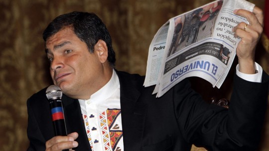 O presidente do Equador, Rafael Correa, segura uma cópia do jornal El Universo em novembro de 2011. Crédito Dolores Ochoa / AP