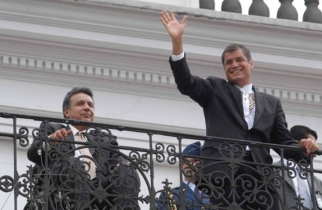 El presidente de Ecuador, Rafael Correa, en la casa presidencial (der.) junto a Lenín Moreno, candidato a la presidencia en los próximos comicios. EDUARDO SANTILLAN AFP/Getty Image.s