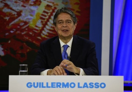 O candidato à Presidência do Equador Guillermo Lasso durante debate no último dia 5 (Folha de S. Paulo)