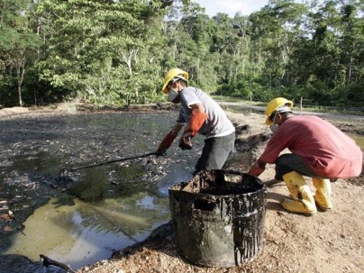 Trabalhadores petroleiros do Equador limpam um tanque de combustível contaminado em Taracoa nesta foto tirada em 10 de dezembro de 2007. Os moradores locais, que querem US$ 19 bilhões de indenização, levaram seu caso para os tribunais do Canadá, da Argentina e do Brasil. REUTERS/Guillermo Granja Trabalhadores petroleiros do Equador limpam um tanque de combustível contaminado em Taracoa nesta foto tirada em 10 de dezembro de 2007. Os moradores locais, que querem US$ 19 bilhões de indenização, levaram seu caso para os tribunais do Canadá, da Argentina e do Brasil. REUTERS/Guillermo Granja