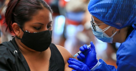 Ecuador suma 572 nuevos contagios de covid-19 y acumula 523.355 casos / Foto: EFE