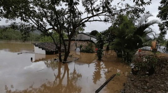 Las viviendas quedaron cubiertas por el agua en la parroquia Guadalupe. Foto: Cortesía del GAD de Zamora.