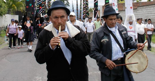 Los músicos que entonan el pingullo y el tambor mama convocan desde hace décadas a la gente a importantes celebraciones como el Inti Raymi / Foto: EFE 
