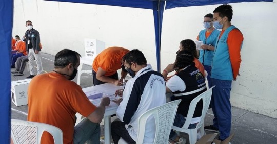 La votación en la segunda vuelta se inicia con las personas privadas de libertad / Foto: EFE