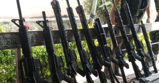 Los reclusos contaban con 14 fusiles de largo alcance, 23 pistolas de calibre 9 milímetros, 2 revólveres de calibre 38 milímetros y 2 subametralladoras de tipo Mini Uzi / Foto: cortesía FF.AA.