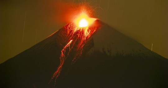 Sus últimas explosiones han generado una columna de emisión que ha ascendido a unos 800 metros sobre el nivel de la cumbre / Foto: EFE