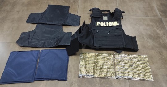 Los policias detenidos supuestamente intentaban ingresar casi 500 balas a la cárcel de Latacunga, de la provincia andina de Cotopaxi / Foto: cortesía Policía Nacional