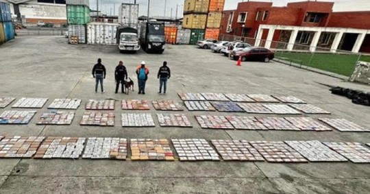 Según la Policía, se pretendía enviar la cocaína en un contenedor que contenía harina de banano de exportación/ Foto: cortesía Policía Nacional