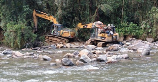 Las excavadoras se localizaron cerca de las orillas del río San Luis, en la provincia de Zamora Chinchipe / Foto: cortesía FF.AA.