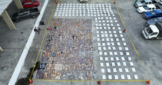 Miembros de la policía encontraron 3.736 paquetes rectangulares de cocaína envueltos en cinta de embalaje que dieron un peso total de 3.717 kilos / Foto: Policía Nacional 