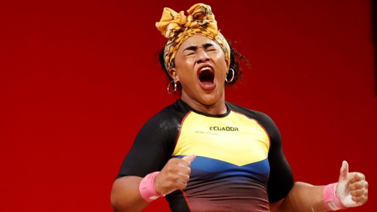 Salazar, plata en los Olímpicos de Tokio 2020, ganó su primer bronce en Bogotá en la modalidad del envión en donde levantó 148 kilos / Foto: EFE