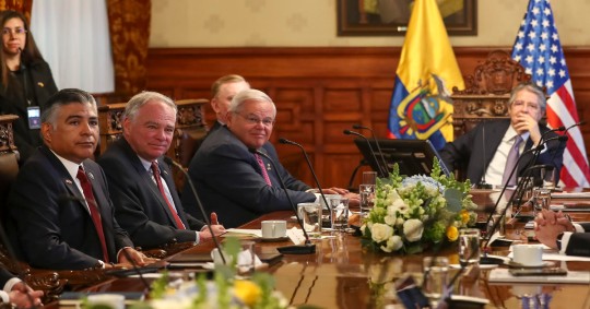 La comitiva, encabezada por el senador republicano Bob Menéndez fue recibida por Lasso y su ministro de Relaciones Exteriores, Gustavo Manrique / Foto: EFE