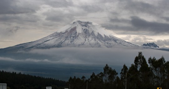 El Instituto Geofísico indicó que se pudo divisar en la mañana una emisión de vapor que alcanzó los 200 metros de altura sobre el cráter / Foto: EFE