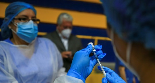Nueve millones de personas han recibido la primera dosis de vacuna en Ecuador / Foto: EFE