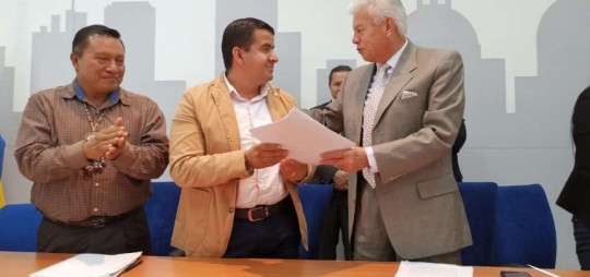 El alcalde de Archidona, Andrés Bonilla (izq.) y el gerente de la Empresa Metropolitana de Agua Potable y Saneamiento, Carlos Uriarte, firmaron el convenio.  Foto: El Telégrafo