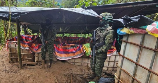 Los militares también hallaron una piscina artesanal incinerada / Foto: cortesía Ejército ecuatoriano