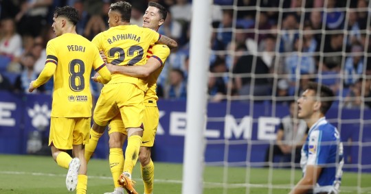 Los jugadores del FC Barcelona Pedri (i), Raphinha y Lewandowski celebran el tercer gol del equipo, ante la mirada del defensa del Espanyol César Montes / Foto: EFE