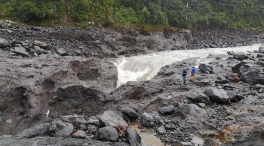 Foto: El Comercio/ Técnicos de la Celec y geólogos realizan estudios en la zona de erosión del río Coca, entre Napo y Sucumbíos.