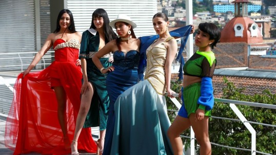 Jóvenes diseñadores exhibirán este jueves sus creaciones en el "Wiñary 2023", una gala de moda que descose el pasado para tejer un presente de nuevos significados / Foto: EFE