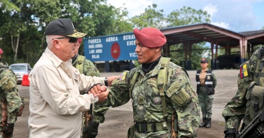 Luis Lara recorrió unidades del Ejército en Sucumbíos / Foto: cortesía ministerio de Defensa