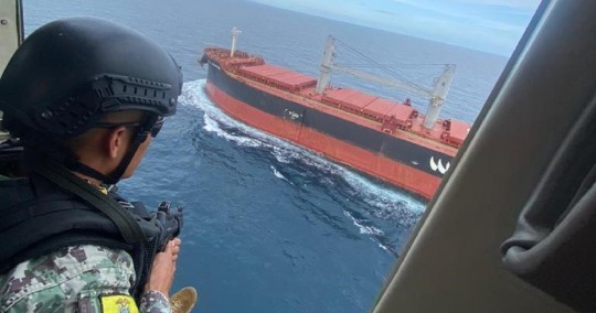 Un helicóptero de la Armada divisó un buque carguero de bandera panameña de nombre "HSL MEXICO" que "ingresó por el oeste del archipiélago de Galápagos / Foto: cortesía Armada de Ecuador 
