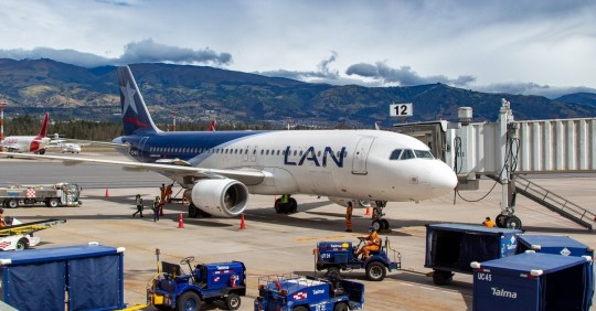 Quito reanuda conexión aérea con Lima con tres vuelos a la semana de Latam / Foto: EFE