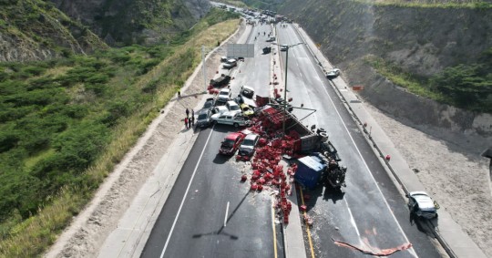 Una de las emergencias más graves ocurrió el sábado cuando 3 personas murieron y otras 20 resultaron heridas en un accidente de tránsito, en la vía a Guayllabamba / Foto: cortesía Juan Zapata