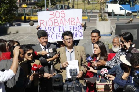 PEDIDO. La Mesa por la Verdad entregó manifiesto a Fiscalía. Foto: La Hora