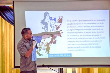 SOCIALIZACIÓN. El director de Gestión Ambiental, Paúl Palacios, mostró a los consejeros provinciales el área de conservación. Foto: La Hora