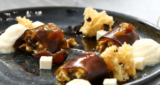 Los emblemas que ensalzará "QuitoNómika" son el hornado (cerdo asado al horno) con tortillas, la fritada (cerdo frito) y el seco de chivo, como platos principales / Foto: EFE