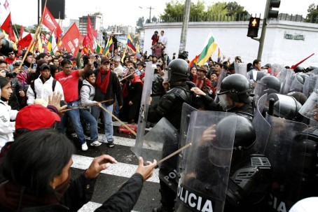 Manifestantes se enfrentan a la policía antidisturbios durante una marcha en protesta contra las políticas que, según ellos, provocarán una mayor explotación minera en la región amazónica en 2012.  Fotógrafo: Pablo Cozzaglio/AFP/Getty Images