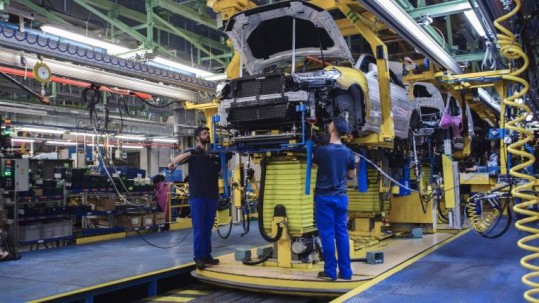 El sector privado ha tenido dificultades para operar y competir con el sector público, dice el informe. Foto: Expreso
