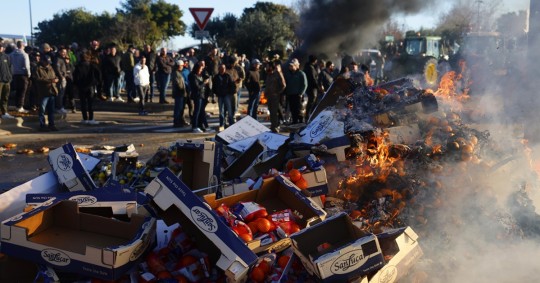 Agricultores franceses quemaron frutas españolas durante una manifestación en la que han bloqueado la autopista A9 en Nîmes/ Foto: cortesía EFE