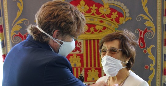 España condecora a primera directora de la Academia Ecuatoriana de la Lengua / Foto: EFE
