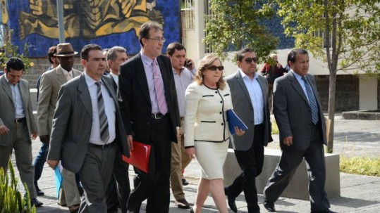 La vocal Zobeida Aragundi (c) fue a la Fiscalía a insistir en la apertura de investigaciones previas para operadores de justicia que habrían incurrido en anomalías durante el trámite de procesos judiciales a personas que se dicen perseguidos políticos del correísmo. Foto: Expreso
