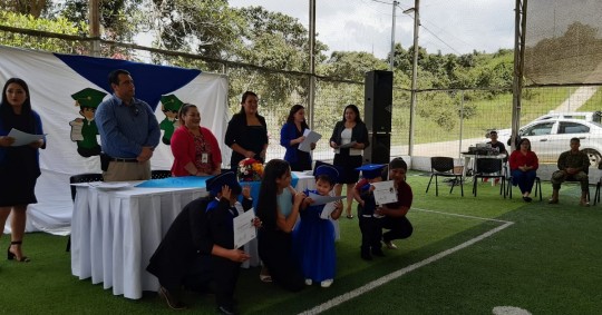 El evento tuvo lugar en el cantón Chinchipe, en donde se entregó un certificado que los acredita para dar inicio a sus estudios de educación básica/ Foto: cortesía MIES