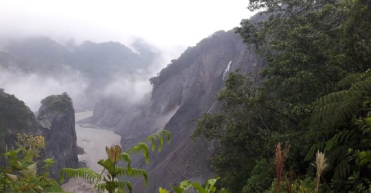 El desprendimiento de materiales rocosos ocasionó el represamiento del río Coca / Foto: cortesía de @Riesgos_Ec