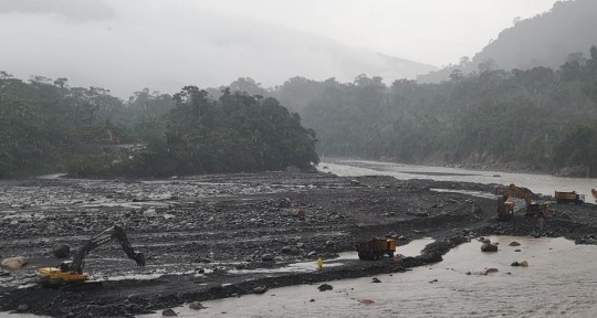 El retiro de los sedimentos depositados junto a la descarga de Coca Codo Sinclair inició / Foto: cortesía CELEC