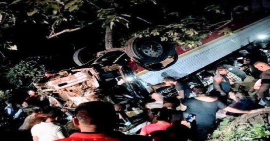 En la camioneta, con placas de Managua, viajaban diez ecuatorianos, dos venezolanos y dos paquistaníes, más el conductor que también resultó herido / Foto: Cortesía 