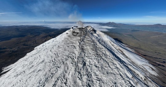 La capa de ceniza gris sobre el volcán se concentra en el flanco oriental del macizo / Foto: cortesía Instituto Geofísico