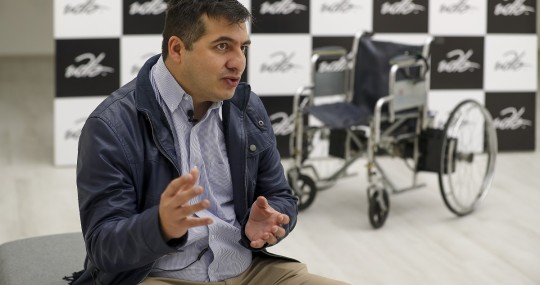 Estudiantes de la UDLA perfeccionan silla de ruedas movida con la mente / Foto: EFE