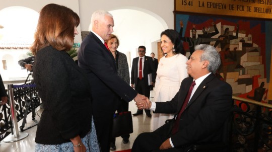 l vicepresidente estadounidense Mike Pence saluda al presidente Lenín Moreno durante su visita oficial, en junio del 2019. - Foto: Presidencia de la República