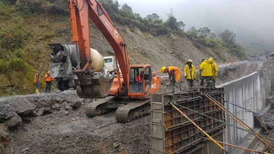Los daños obligaron a establecer horarios para el paso de vehículos. Foto: Expreso